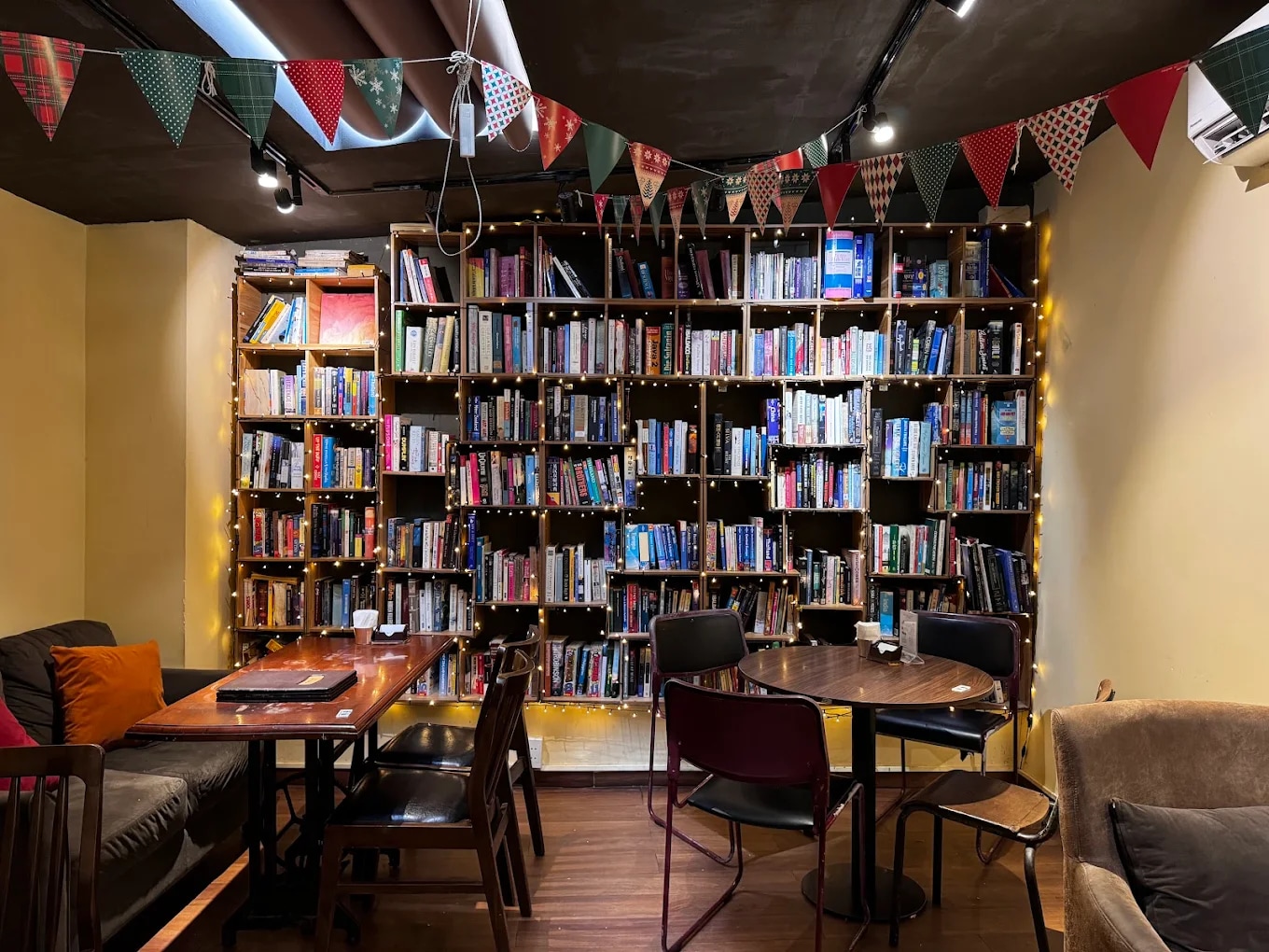 The retro interiors, vintage décor, and tiny balcony bring old Hanoi charm right into the heart of Saigon